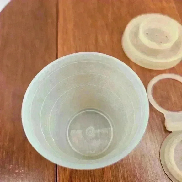 Tupperware Mini Salt & Pepper Shakers Yellow Blue USA Vtg  101-11 & 101-12 - Picture 7 of 11